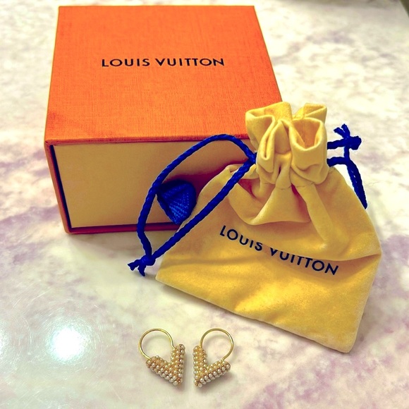 Preloved authentic Louis Vuitton v essential pearl earrings - Picture 1 of 4